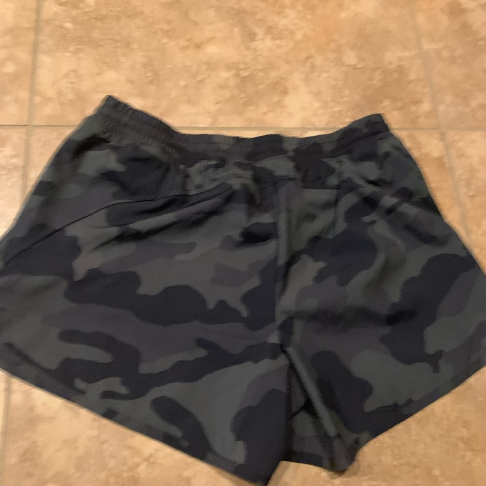 Old navy dri fit go run shorts in green camo sz S